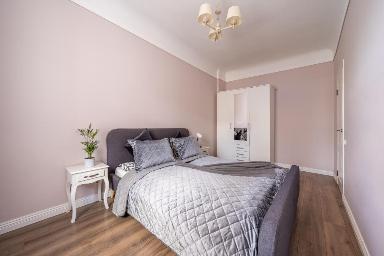 Stylish Latvian Classic 1-Bedroom Apartment Near City Center, Parks & Public Transport Links Riga Ngoại thất bức ảnh