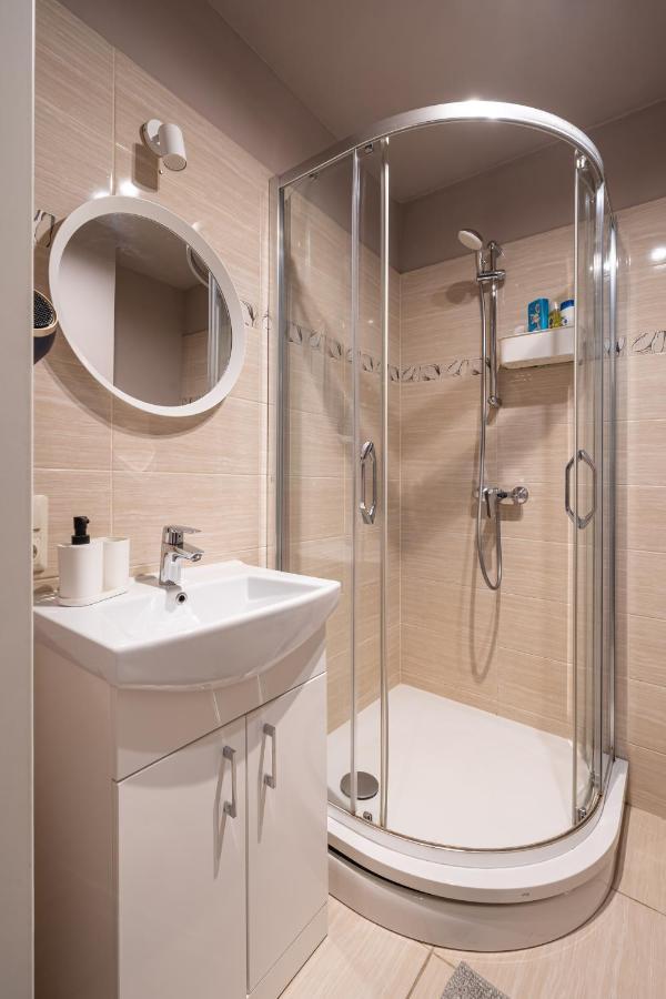 Stylish Latvian Classic 1-Bedroom Apartment Near City Center, Parks & Public Transport Links Riga Ngoại thất bức ảnh