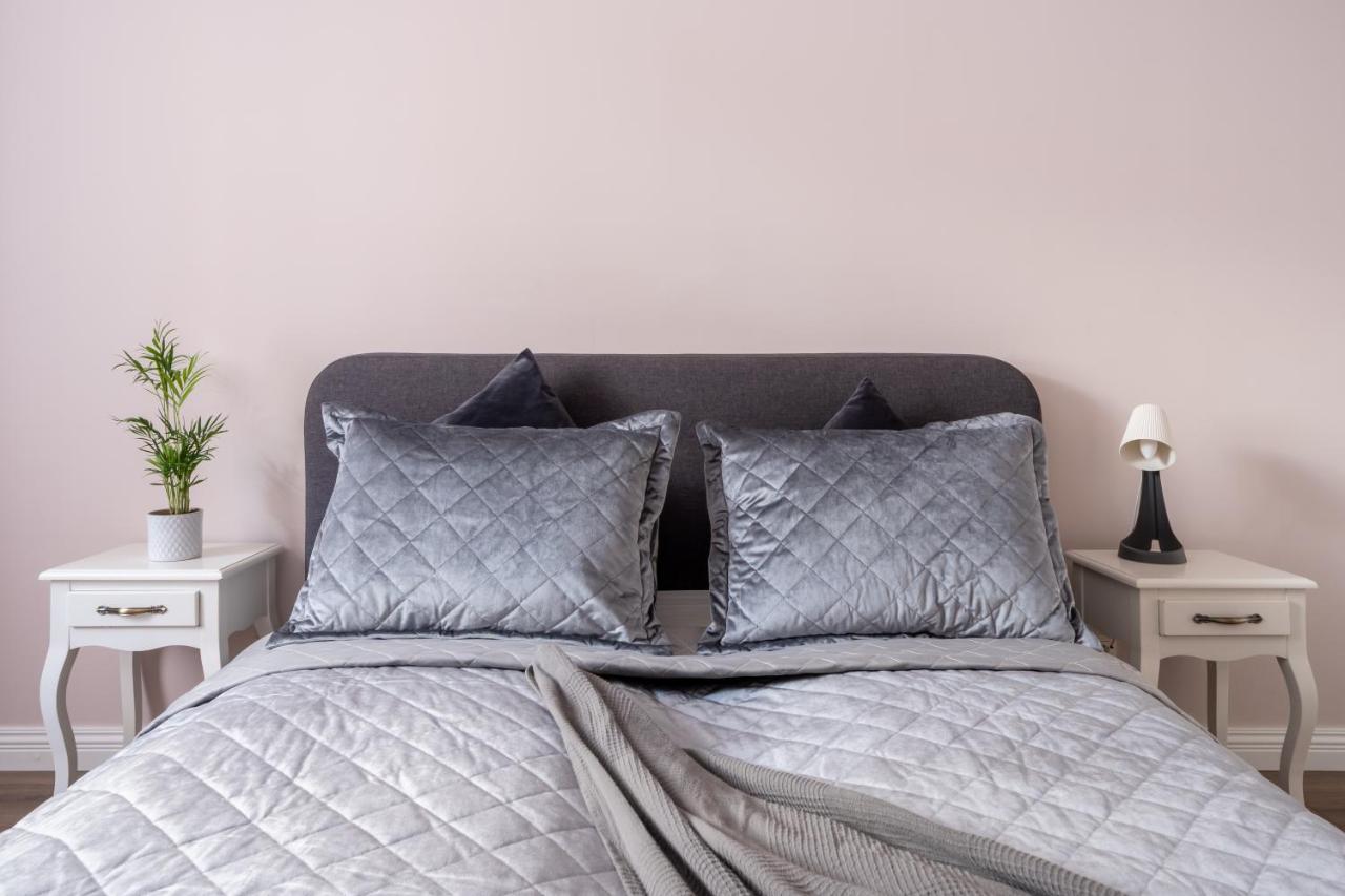 Stylish Latvian Classic 1-Bedroom Apartment Near City Center, Parks & Public Transport Links Riga Ngoại thất bức ảnh
