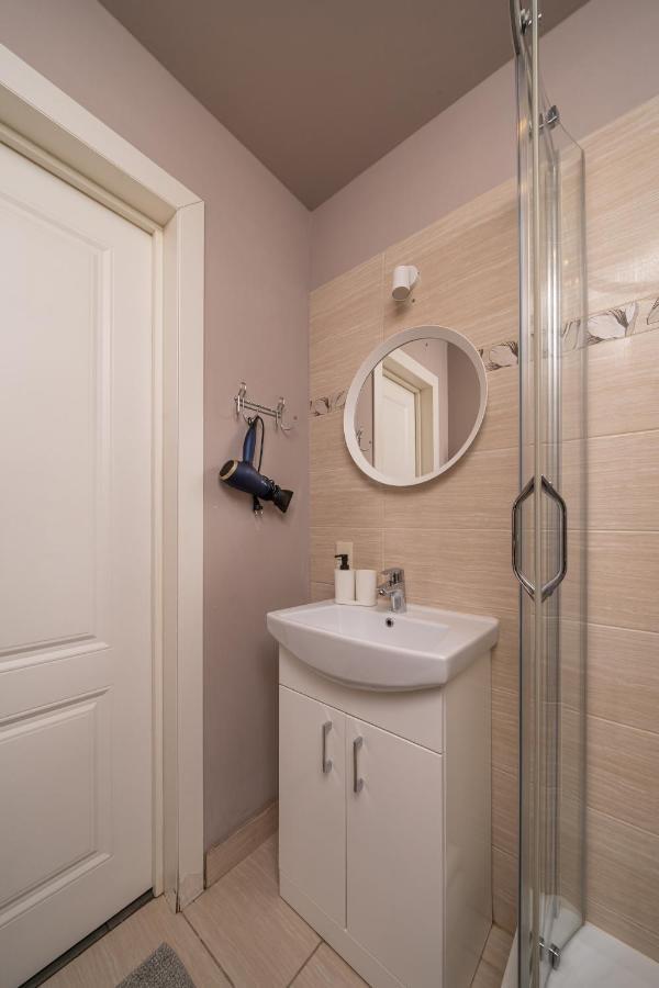 Stylish Latvian Classic 1-Bedroom Apartment Near City Center, Parks & Public Transport Links Riga Ngoại thất bức ảnh