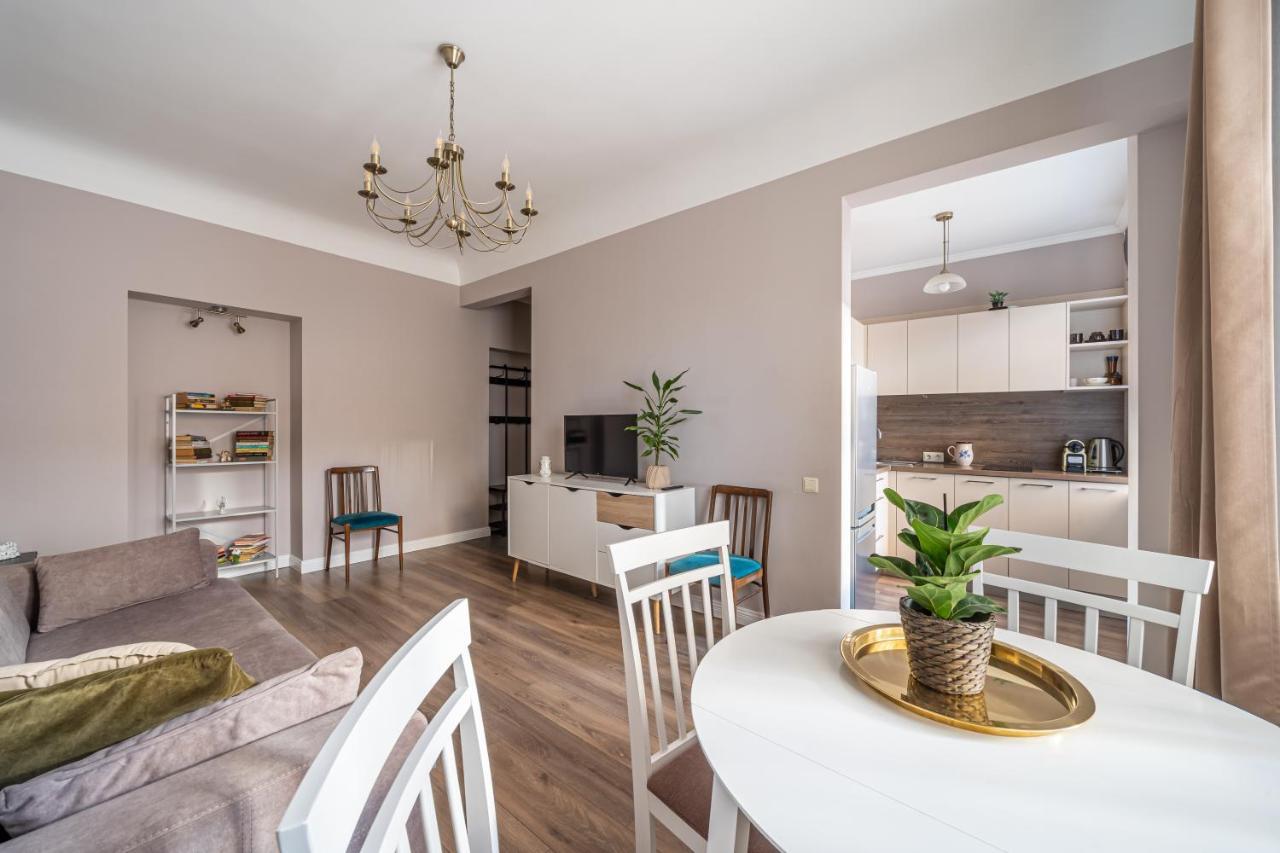 Stylish Latvian Classic 1-Bedroom Apartment Near City Center, Parks & Public Transport Links Riga Ngoại thất bức ảnh